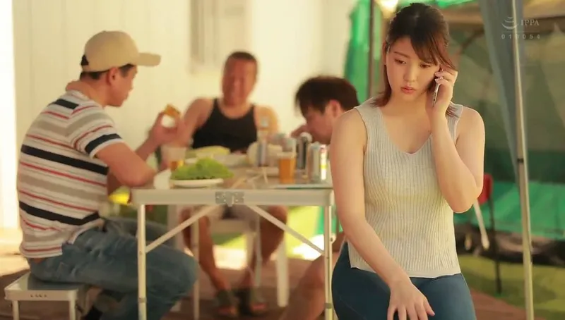 Anh xã khờ để vợ tham gia sự kiện cắm trại với mấy gã cạnh bên nhà và cái kết