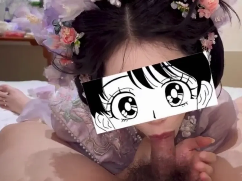 Gái xinh trong bộ đồ búp bê mút của quý cực đã